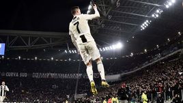 12 марта. Турин. "Ювентус" - "Атлетико" - 3:0. Автор хет-трика Криштиану Роналду празднует забитый мяч.