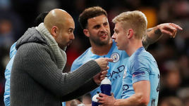 12 марта. Манчестер. "Манчестер Сити" - "Шальке" - 7:0. Хосеп Гвардьола дает указания Кайлу Уокеру и Александру Зинченко.