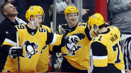 13 марта. Питтсбург. "Питтсбург" – "Вашингтон" – 5:3. Евгений Малкин (№71) принимает поздравления партнеров.