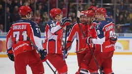 Игроки ЦСКА празднуют заброшенную шайбу.