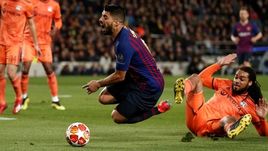 13 марта. Барселона. "Барселона" – "Лион" – 5:1. Луис Суарес наступил на ногу Джейсона Денайера и упал.