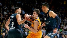 14 марта. Мытищи. "Химки" – "Реал" – 75:100. С мячом лидер российской команды Алексей Швед.