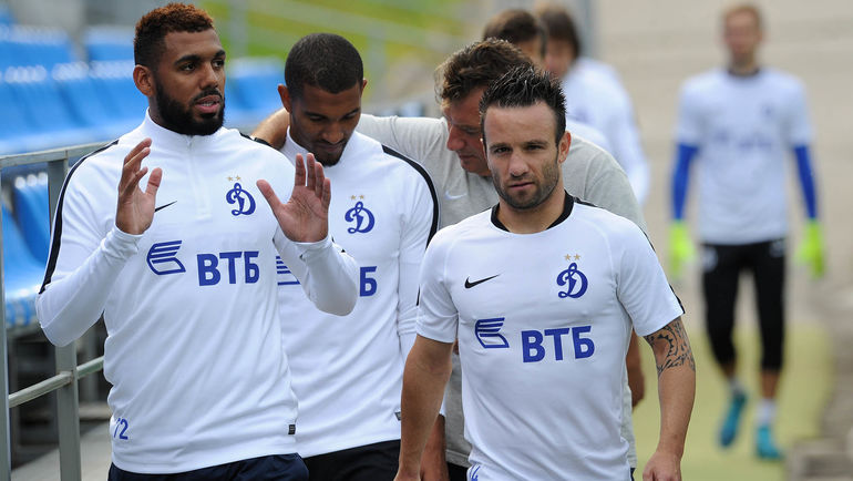 Янн М’Вила (слева), Вильям Ванкер (второй слева) и Матье Вальбуэна. Фото Алексей Иванов Янн М’Вила (слева), Вильям Ванкер (второй слева) и Матье Вальбуэна. Фото Алексей Иванов