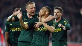 15 марта. Лилль. "Лилль" - "Монако" - 0:1. Футболисты "Монако" празднуют забитый мяч.