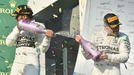 17 марта. Мельбурн. Гран-при Австралии. Валттери Боттас (справа) и Льюис Хэмилтон.