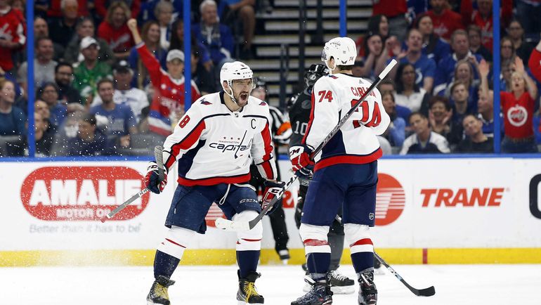 Александр Овечкин (слева) поздравляет Джона Карлсона с заброшенной шайбой. Фото AFP Александр Овечкин (слева) поздравляет Джона Карлсона с заброшенной шайбой. Фото AFP