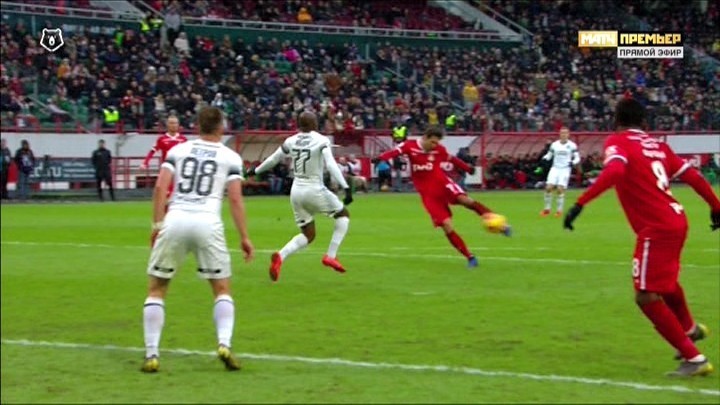 Мяч попадает в бедро Каборе, а его рука находится в естественном положении. Мяч попадает в бедро Каборе, а его рука находится в естественном положении.