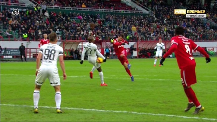 Мяч попадает в бедро Каборе, а его рука находится в естественном положении. Мяч попадает в бедро Каборе, а его рука находится в естественном положении.