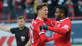 17 марта. Москва. "Локомотив" - "Краснодар" - 1:0. Антон Миранчук (второй справа) забил единственный гол с пенальти.