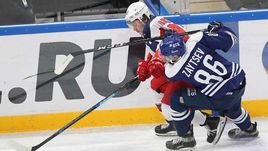 17 марта. Москва. "Динамо" – ЦСКА – 0:4. Защитник бело-голубых Егор Зайцев ведет борьбу за шайбу с Кириллом Капризовым.