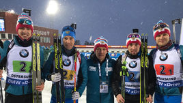 16 марта. Эстерсунд. Владимир Драчев (в центре) и бронзовая эстафетная четверка - Никита Поршнев, Дмитрий Малышко, Александр Логинов и Матвей Елисеев (слева направо).