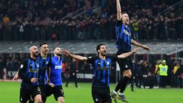 17 марта. Милан. "Милан" - "Интер" - 2:3. Игроки "Интера" празднуют победу.