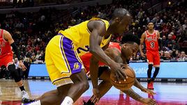 Рукопашная в НБА, "Лейкерс" спасает 33-летний дублер – самое интересное в баскетболе за неделю