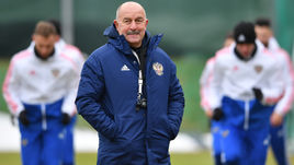 17 марта. Новогорск. Станислав Черчесов на тренировке сборной России.