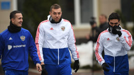 19 марта. Новогорск. Андрей Лунев, Артем Дзюба и Магомед Оздоев перед тренировкой сборной.