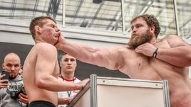 На фото справа - 168-килограммовый фермер Василий Камоцкий - 28-летний брутальный мужчина по прозвищу Василий Пельмень.