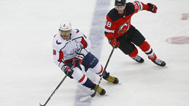 19 марта. Нью-Джерси. "Нью-Джерси" – "Вашингтон" – 1:4. Капитан Вашингтона Александр Овечкин (слева) и нападающий "Девилз" Кевин Руни.