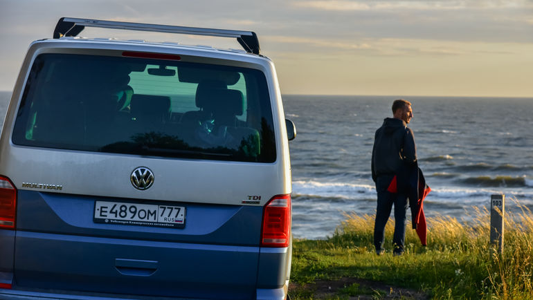 Один из самых известных серферов, путешественник и амбассадор марки Volkswagen Коммерческие автомобили в России Сергей Расшиваев. Один из самых известных серферов, путешественник и амбассадор марки Volkswagen Коммерческие автомобили в России Сергей Расшиваев.