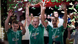 Киберфутболисты "Вердера" с чемпионской салатницей.