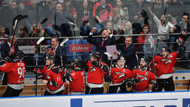 20 марта. "Авангард" - "Барыс" - 3:1. Скамейка "Аванагрда" после поедного гола Максима Чудинова.