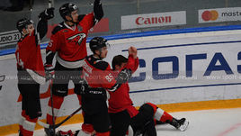 20 марта. Балашиха. "Авангард" - "Барыс" - 3:1. Партнеры Сергея Шумакова вызывают на площадку медицинскую бригаду.