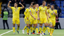 21 марта. Астана. Казахстан - Шотландия - 3:0. Юрий Перцух (слева) празднует забитый мяч.