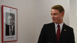 Олег Кононов у портрета Константина Бескова на базе в Тарасовке.