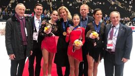 Группа Этери Тутберидзе с Алиной Загитовой и Элизабет Турсынбаевой. Вместе с ней - Евгения Медведева.