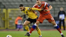 21 марта. Брюссель. Бельгия - Россия - 3:1. Артем Дзюба (справа) против Эдена Азара.