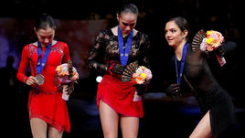 22 марта. Сайтама. Евгения Медведева (справа), Алина Загитова (в центре) и Элизабет Турсынбаева.