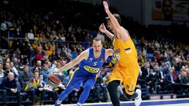 22 марта. Мытищи. Химки – Маккаби – 71:76. В защите - лидер подмосковной команды Алексей Швед (справа).