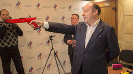 22 марта. Москва. Перед началом конференции глава ФСПР Вячеслав Аминов протестировал российскую разработку лазерного оружия.