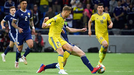 21 марта. Астана. Казахстан - Шотландия - 3:0. Александр Меркель ведет борьбу за мяч.