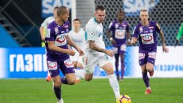 23 марта. Санкт-Петербург. "Зенит" – "Аустрия" – 0:3. С мячом форвард питерцев Антон Заболотный.