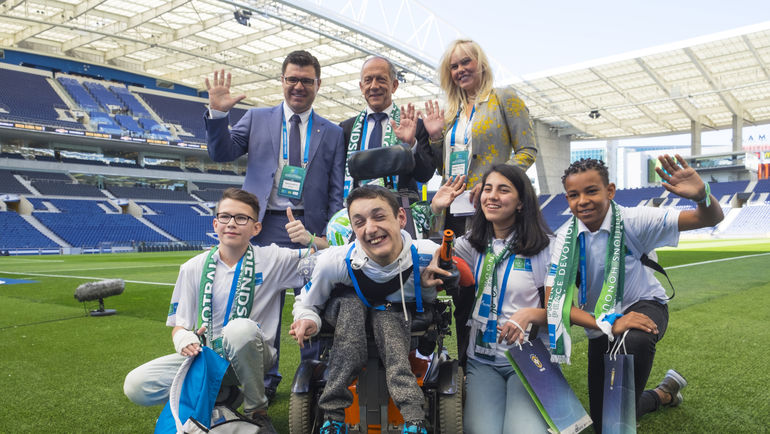 Участники программы и представители Бразильской конфедерации футбола на стадионе Драгау. Участники программы и представители Бразильской конфедерации футбола на стадионе Драгау.