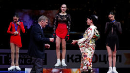 22 марта. Сайтама. Алина Загитова (в центре) и Евгения Медведева (справа) во время награждения.