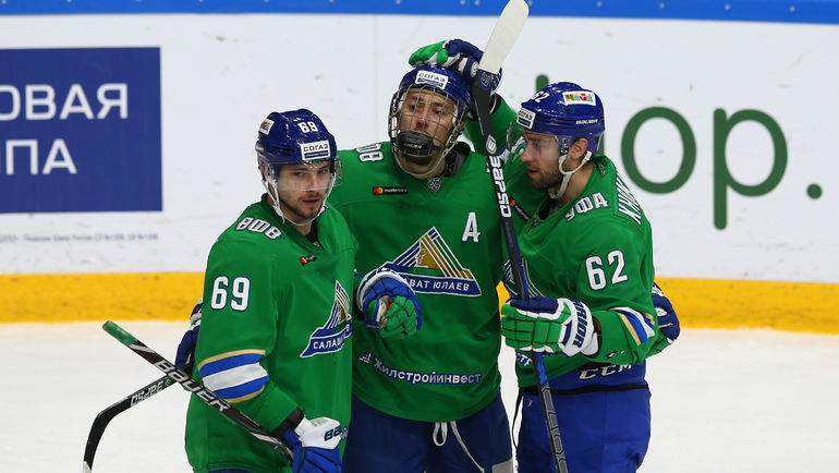 Александр Бурмистров, Антон Бурдасов и Пётр Хохряков. Фото photo.khl.ru Александр Бурмистров, Антон Бурдасов и Пётр Хохряков. Фото photo.khl.ru