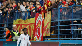 25 марта. Подгорица. Черногория - Англия - 1:5. Защитнику Дэнни Роузу досталось от черногорских болельщиков.