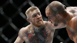 12 ноября 2016 года. Нью-Йорк. Конор Макгрегор (слева) в бою с Эдди Альваресом.