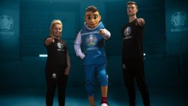 Маскот Евро-2020 Скиллзи (в центре).