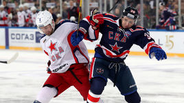 22 декабря 2018 года. Санкт-Петербург. СКА - ЦСКА - 1:4. Защитник москвичей Клас Дальбек (слева) против центрфорварда петербуржцев Алексея Бывальцева в матче "Хоккейной классики".