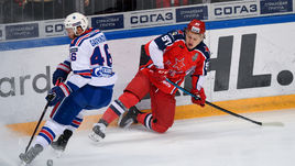 28 марта. Москва. ЦСКА - СКА - 2:1. Кирилл Капризов (справа) и Владислав Гавриков.