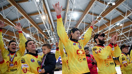 26 марта. Москва. "Динамо" - "СКА-Нефтяник" - 0:5. Хабаровчане празднуют победу в чемпионате.