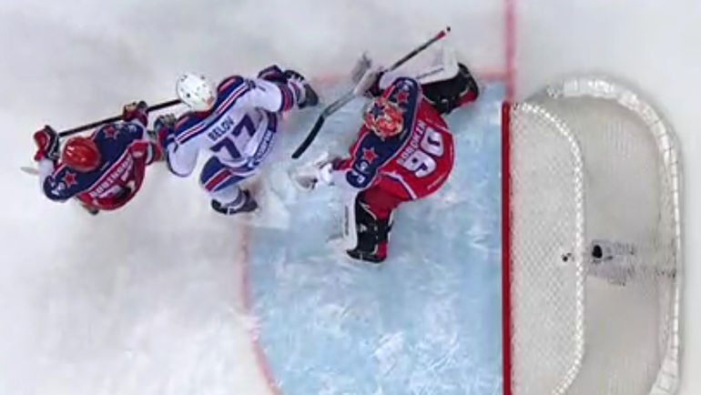 28 марта. Москва. ЦСКА - СКА - 2:1. Илья Сорокин пропускает шайбу. Антон Белов мешает вратарю среагировать на бросок. Фото photo.khl.ru 28 марта. Москва. ЦСКА - СКА - 2:1. Илья Сорокин пропускает шайбу. Антон Белов мешает вратарю среагировать на бросок. Фото photo.khl.ru