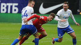 30 марта. Химки. "Динамо" - "Локомотив" - 0:1. Антон Миранчук (№11) в борьбе с Тони Шуньичем (слева) и Алексеем Козловым.