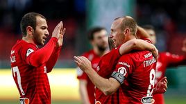30 марта. Грозный. "Ахмат" – "Спартак" – 1:3. Денис Глушаков (справа) празднует последний гол в игре.