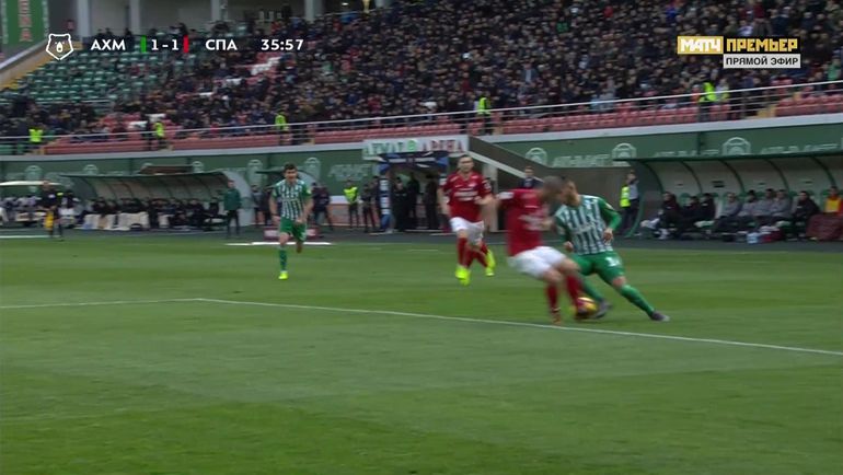 На 36-й минуте Аяз Гулиев сбил Раванелли за пределами штрафной площади. На 36-й минуте Аяз Гулиев сбил Раванелли за пределами штрафной площади.