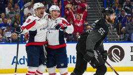 Александр Овечкин (слева) празднует заброшенную шайбу в матче с "Тампа-Бэй".