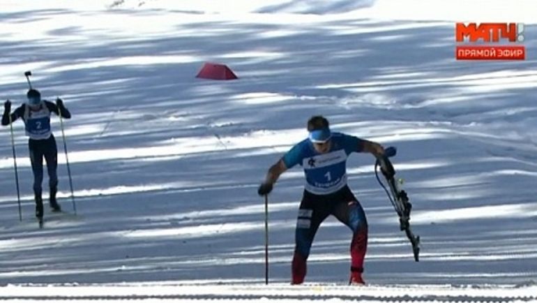 У Матвея Елисеева отрывается винтовка. Фото Кадр из гонки У Матвея Елисеева отрывается винтовка. Фото Кадр из гонки