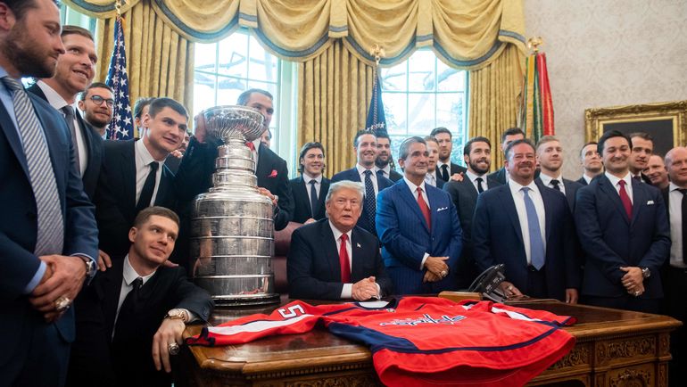 25 марта. Вашингтон. Евгений Кузнецов – рядом с Дмитрием Орловым и Александром Овечкиным: на фото сидят только российский форвард и президент США Дональд Трамп. Фото AFP 25 марта. Вашингтон. Евгений Кузнецов – рядом с Дмитрием Орловым и Александром Овечкиным: на фото сидят только российский форвард и президент США Дональд Трамп. Фото AFP